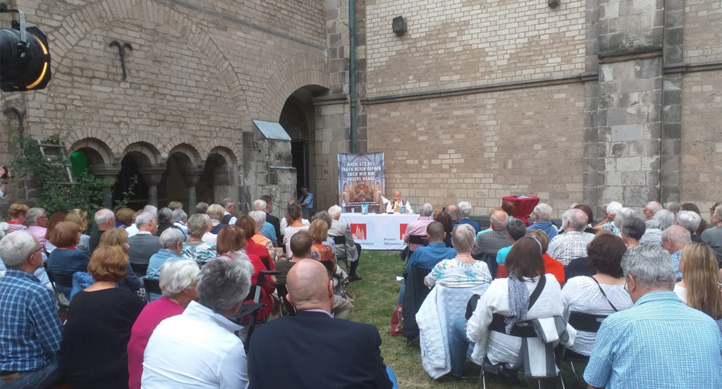 Open-Air Lesung im Kreuzgang des Bonner Münsters begeistert Zuhörer